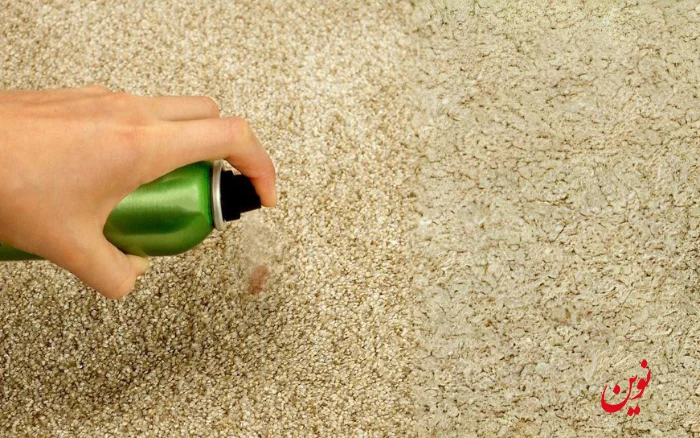 پاک کردن لاک روی فرش با اسپری مو
