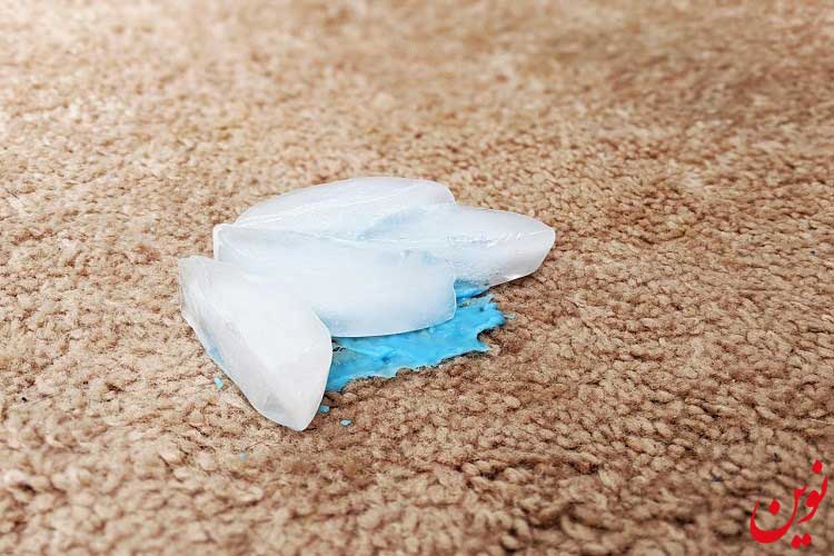 از بین بردن لکه چسب روی فرش با یخ