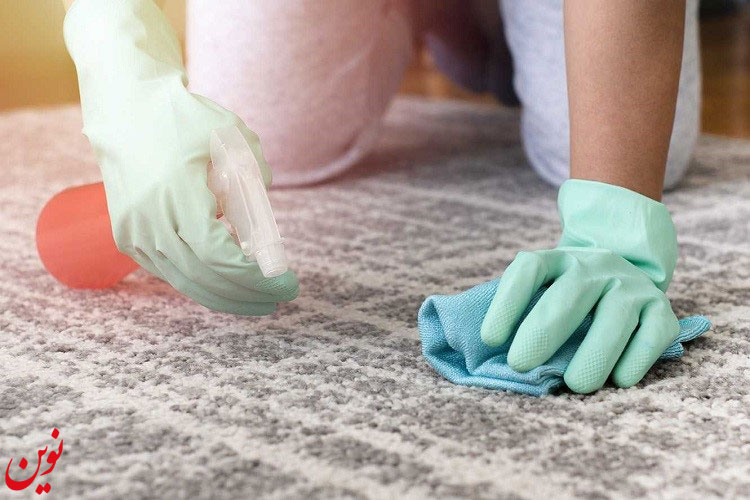 تمیز کردن انار روی فرش