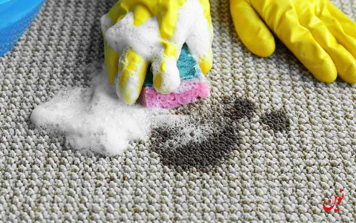 پاک کردن قیر از روی فرش با شوینده